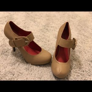 Nude pumps